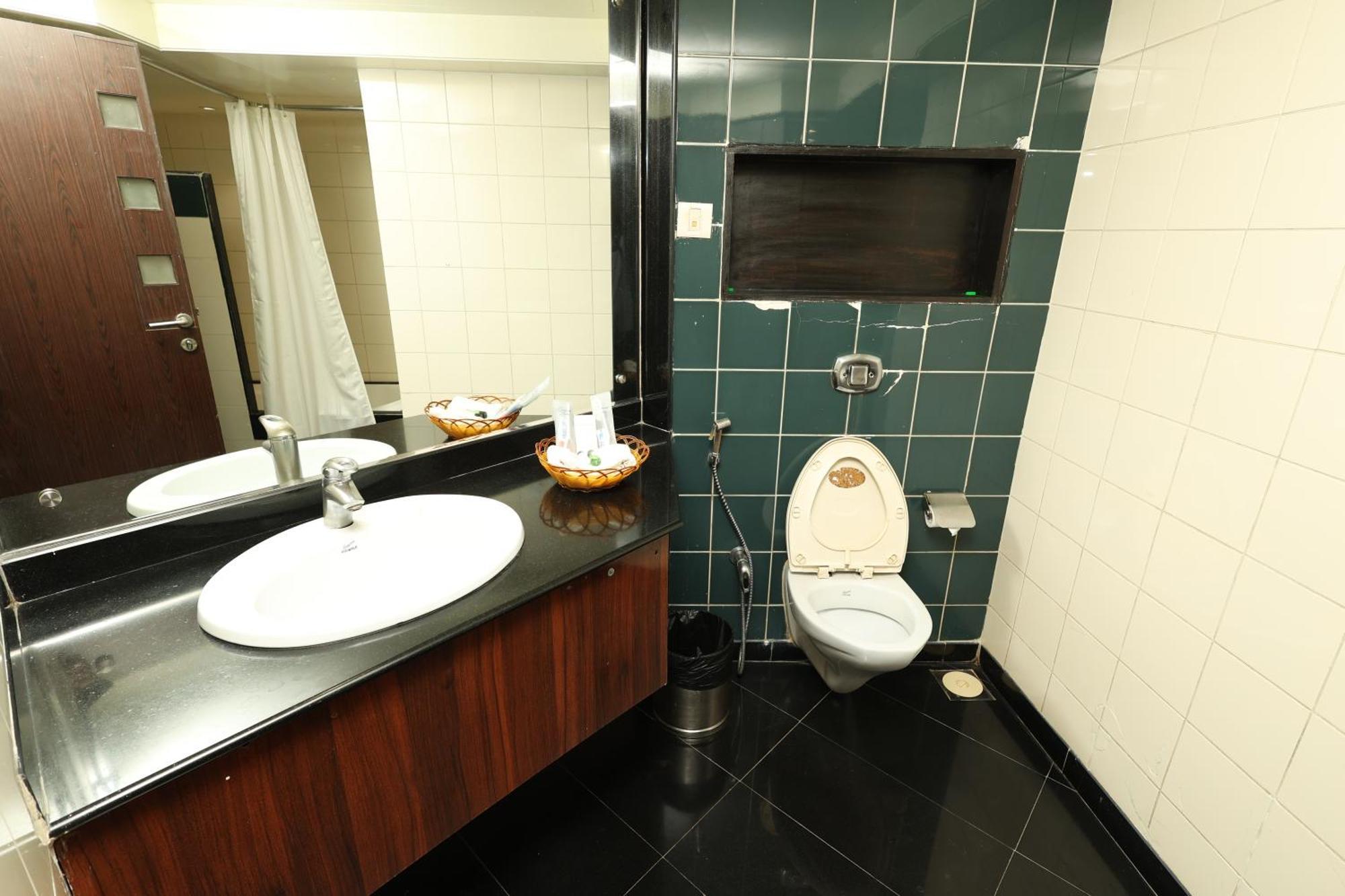 Quaint Suites Hotel & Banquet Mumbai Bagian luar foto
