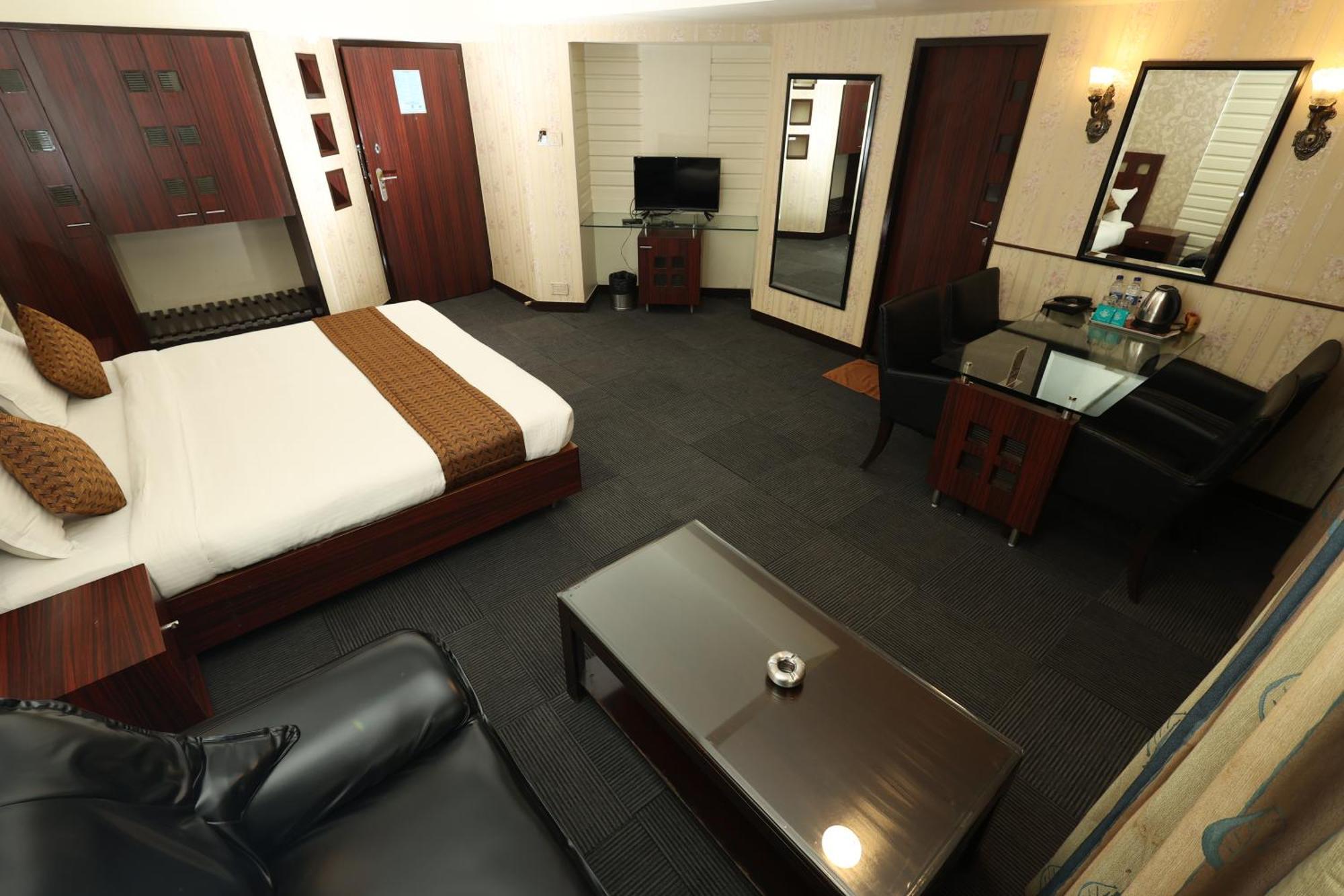Quaint Suites Hotel & Banquet Mumbai Bagian luar foto