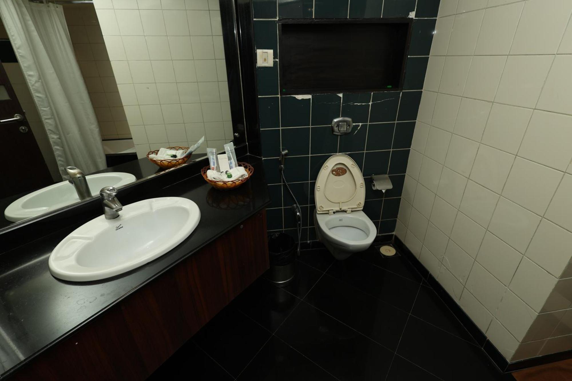 Quaint Suites Hotel & Banquet Mumbai Bagian luar foto