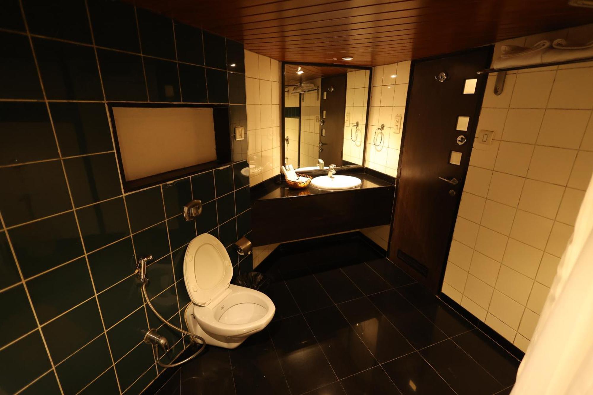Quaint Suites Hotel & Banquet Mumbai Bagian luar foto